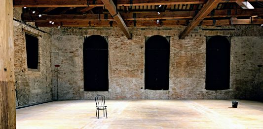 «Piuttosto che andare alla Biennale, state a casa». Luca Rossi ci spiega il perché della sua ultima provocazione
