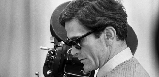 Pasolini in chiaroscuro, tra cinema e arte: la mostra al Musée National di Monaco Angelo Novi Pier Paolo Pasolini sur le tournage de Théorème, 1968 Cineteca di Bologna / Fondo Angelo Novi