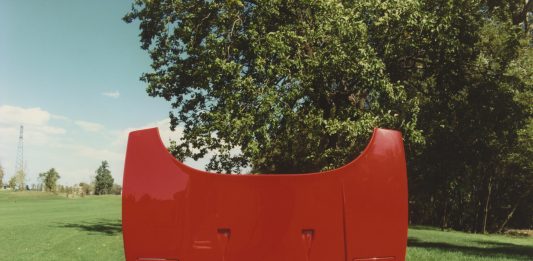 Ritratti di Rosso Ferrari: fotografie di Luigi Ghirri al MAUTO di Torino MAUTO, Luigi Ghirri, Rosso Ferrari. Courtesy MAUTO 2024