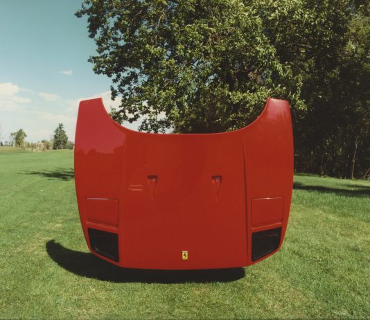Ritratti di Rosso Ferrari: fotografie di Luigi Ghirri al MAUTO di Torino MAUTO, Luigi Ghirri, Rosso Ferrari. Courtesy MAUTO 2024