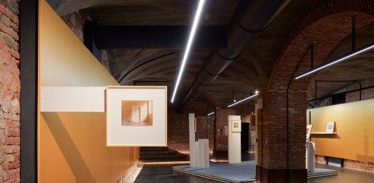 Luigi Ghirri racconta Giorgio Morandi: la mostra-dossier a Bologna Luigi Ghirri. Atelier Morandi, veduta della mostra, Palazzo Bentivoglio, Bologna, 2023, ph. Carlo Favero