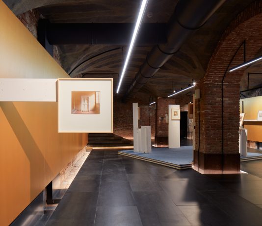 Luigi Ghirri racconta Giorgio Morandi: la mostra-dossier a Bologna Luigi Ghirri. Atelier Morandi, veduta della mostra, Palazzo Bentivoglio, Bologna, 2023, ph. Carlo Favero