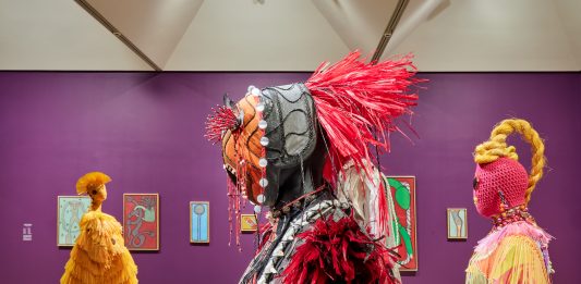 Biennale di Sydney, i diecimila Soli dell’arte illuminano le emergenze globali Installation view, ‘Ten thousand suns’ 24th Biennale of Sydney 2024, Art Gallery of New South Wales, featuring art by Pacific Sisters (foreground) and I Gusti Ayu Kadek Murniasih (wall) photo © Art Gallery of New South Wales, Christopher Snee