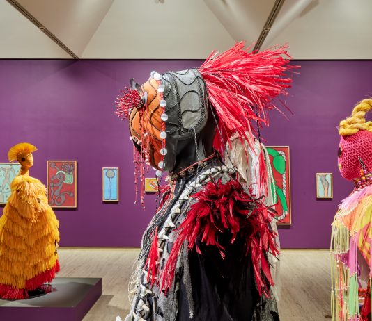 Biennale di Sydney, i diecimila Soli dell’arte illuminano le emergenze globali Installation view, ‘Ten thousand suns’ 24th Biennale of Sydney 2024, Art Gallery of New South Wales, featuring art by Pacific Sisters (foreground) and I Gusti Ayu Kadek Murniasih (wall) photo © Art Gallery of New South Wales, Christopher Snee