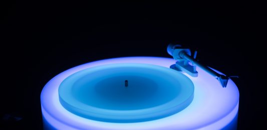 Gibigiane, quel bagliore di luce riflesso sulla superficie dell’acqua: parola di Brian Eno