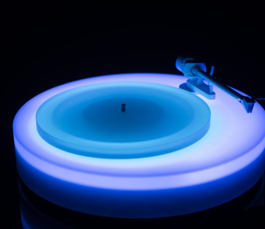 Gibigiane, quel bagliore di luce riflesso sulla superficie dell’acqua: parola di Brian Eno