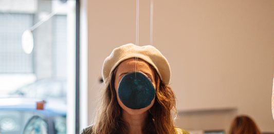 Francesca Casale e la “street art olfattiva” da scoprire al MAU di Torino Francesca Casale durante People Lines –Performance di Pittura Olfattiva Courtesy of the artist –Photo Credits: Dario Fanelli