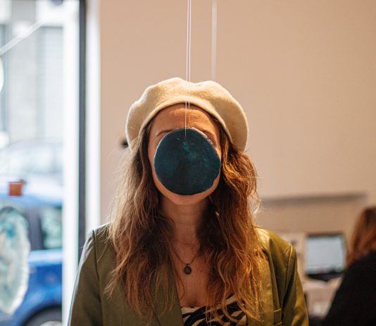 Francesca Casale e la “street art olfattiva” da scoprire al MAU di Torino Francesca Casale durante People Lines –Performance di Pittura Olfattiva Courtesy of the artist –Photo Credits: Dario Fanelli