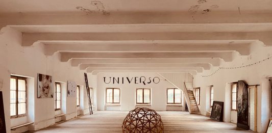 Indipendenza concettuale, dipendenze creative. Universo Factory a Vittorio Veneto Veduta dell’interno di Universo Factory, Via Savassa Bassa 4, Vittorio Veneto.