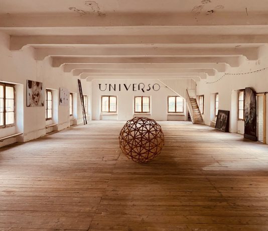 Indipendenza concettuale, dipendenze creative. Universo Factory a Vittorio Veneto Veduta dell’interno di Universo Factory, Via Savassa Bassa 4, Vittorio Veneto.