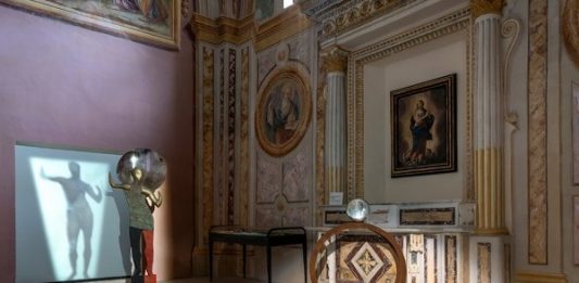 Capri magnetica, la mostra di Marco Bagnoli alla Certosa di San Giacomo Marco Bagnoli, Locus Solus/Solis: Luce Fuoco Volo, veduta della mostra, Certosa di San Giacomo, Capri,