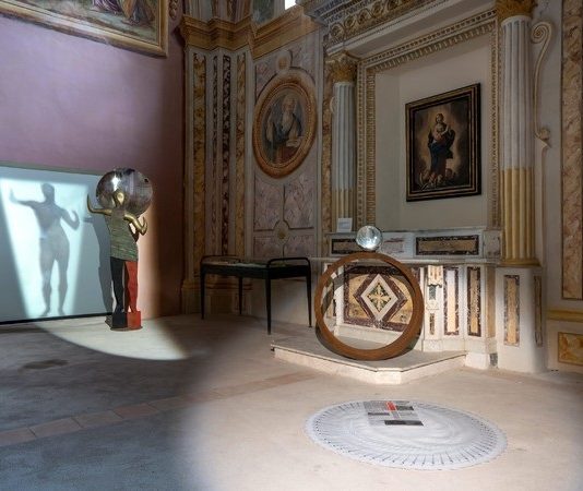 Capri magnetica, la mostra di Marco Bagnoli alla Certosa di San Giacomo Marco Bagnoli, Locus Solus/Solis: Luce Fuoco Volo, veduta della mostra, Certosa di San Giacomo, Capri,