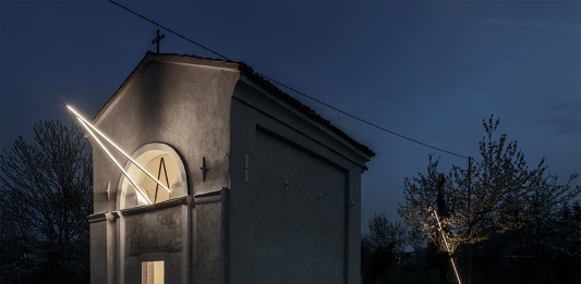 Miracle, un’installazione di luce per la Cappella di San Rocco, nel cuneese Miracle, Emilio Ferro, installazione per la Cappella di San Rocco, ph. Roberto Conte
