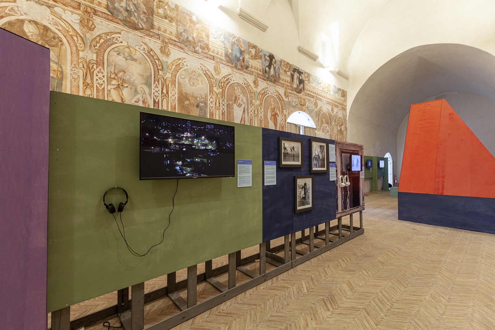 Veduta della mostra Cuba introspettiva, Ex Ospedale di San Rocco, Museo nazionale di Matera, 2024. Ph. Luis Gomez 