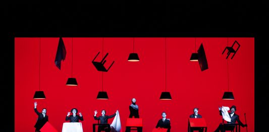 Pessoa, nessuno e centomila: Robert Wilson al Teatro della Pergola di Firenze Robert Wiloson, PESSOA. SINCE I’VE BEEN ME, Teatro della Pergola, Firenze, 2024