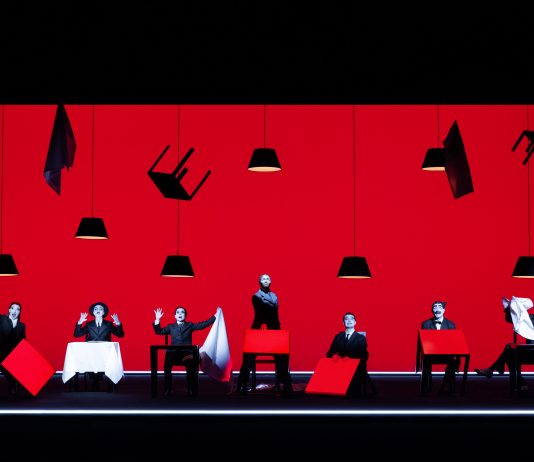 Pessoa, nessuno e centomila: Robert Wilson al Teatro della Pergola di Firenze Robert Wiloson, PESSOA. SINCE I’VE BEEN ME, Teatro della Pergola, Firenze, 2024