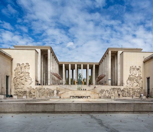 A Parigi gli artisti difendono il Palais de Tokyo, accusato di fare propaganda woke