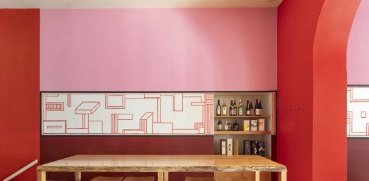 A Milano Nathalie du Pasquier ridipinge le pareti del locale Zaza Ramen