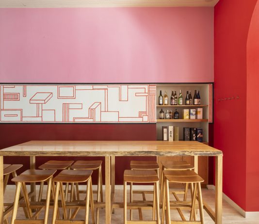 A Milano Nathalie du Pasquier ridipinge le pareti del locale Zaza Ramen