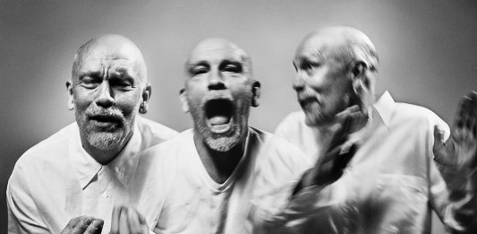 «Mentre il tempo scorre, gli istanti contenuti in una foto restano». Il grande fotografo Vincent Peters si racconta