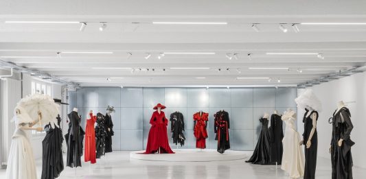 Yohji Yamamoto. A Milano la mostra che rivela il rivoluzionario rapporto tra persona e abito, per una nuova geografia del corpo