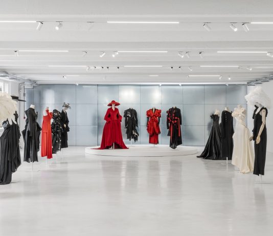 Yohji Yamamoto. A Milano la mostra che rivela il rivoluzionario rapporto tra persona e abito, per una nuova geografia del corpo