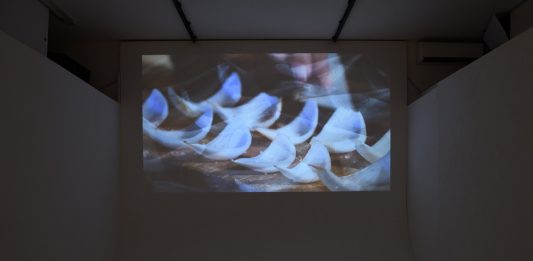 Declinazioni di BLU: a Pesaro, tre riflessioni sulla rinascita e la perfezione