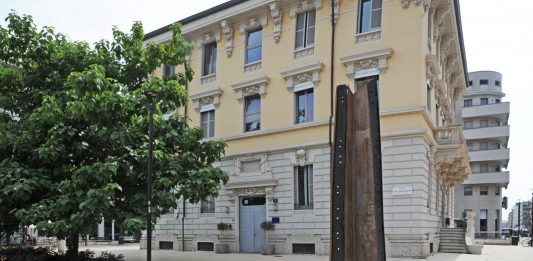 Un obelisco spunta a Milano: il senso del monumento per Maria Cristina Carlini