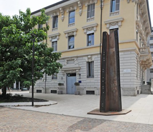 Un obelisco spunta a Milano: il senso del monumento per Maria Cristina Carlini