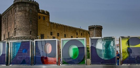 Imprevisti dell’arte pubblica a Napoli: il brand si scioglie per il caldo