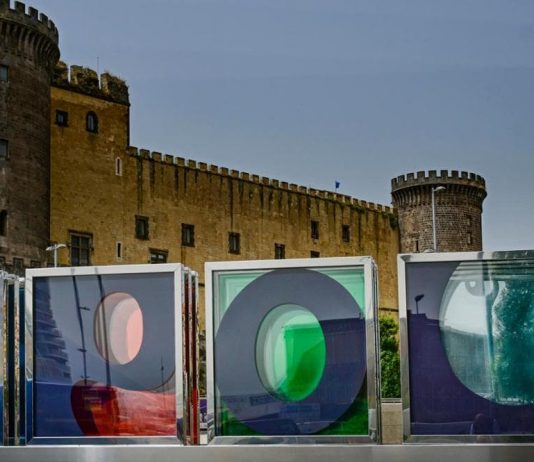 Imprevisti dell’arte pubblica a Napoli: il brand si scioglie per il caldo