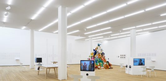 La prima mostra di Andrea Fraser in Italia è una riflessione critica sul sistema dell’arte