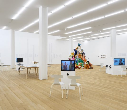 La prima mostra di Andrea Fraser in Italia è una riflessione critica sul sistema dell’arte