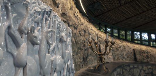 Arte contemporanea a Villa San Michele di Capri, tra natura e artificio Estúdio Campana, Andrea Anastasio, Dioranimalia, veduta della mostra, Villa San Michele, Capri, 2024