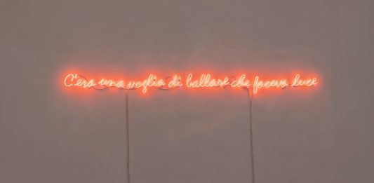 Frammenti poetici di corpi politici, per sette artisti: la mostra ad Ascoli Piceno Elena Bellantoni, C'era una voglia di ballare che faceva luce, 2023, neon, 300 cm, courtesy l’artista, Sillabazione, Galleria d’Arte Contemporanea “O. Licini”, Ascoli Piceno, a cura di Giuliana Benassi, ph Eleonora Cerri Pecorella. Crediti: Galleria d’Arte Contemporanea “O. Licini”, 2024