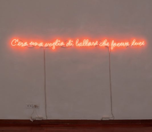 Frammenti poetici di corpi politici, per sette artisti: la mostra ad Ascoli Piceno Elena Bellantoni, C'era una voglia di ballare che faceva luce, 2023, neon, 300 cm, courtesy l’artista, Sillabazione, Galleria d’Arte Contemporanea “O. Licini”, Ascoli Piceno, a cura di Giuliana Benassi, ph Eleonora Cerri Pecorella. Crediti: Galleria d’Arte Contemporanea “O. Licini”, 2024