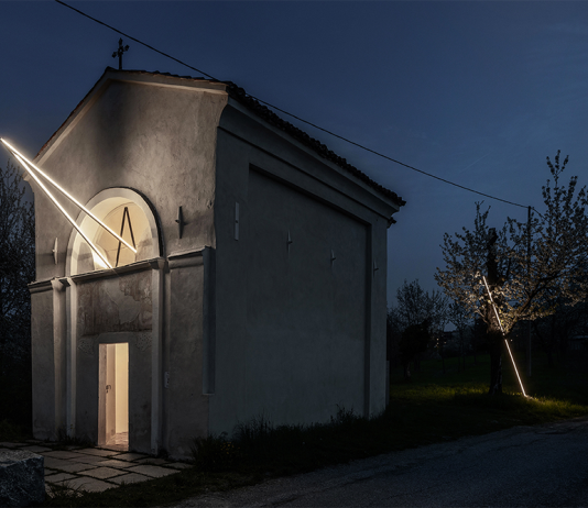 Sacro contemporaneo: la light art di Emilio Ferro trafigge una storica cappella delle Langhe monregalesi