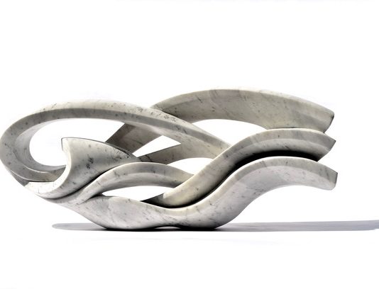 Sculture e abiti di marmo in mostra alla Galleria La Nuvola di Roma