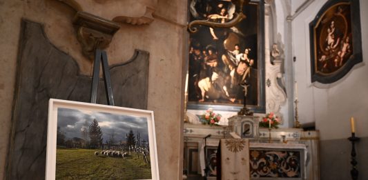 Sette artisti in dialogo con le Sette Opere di Caravaggio, al Pio Monte di Napoli arte contemporanea al pio monte