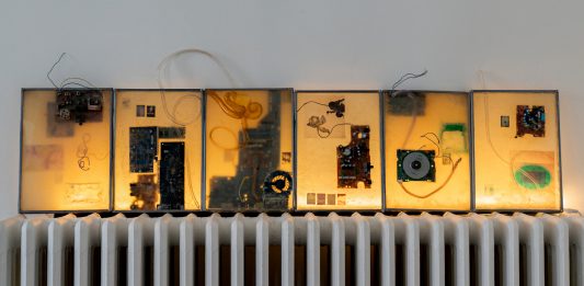 Lavati la Bocca col Sapone: un’immersione nell’iridescenza dell’arte sensoriale