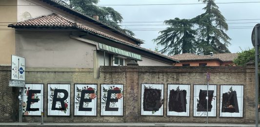 Bologna: il caso dei manifesti pro Palestina di Cheap vandalizzati. E poi ripristinati dalla comunità