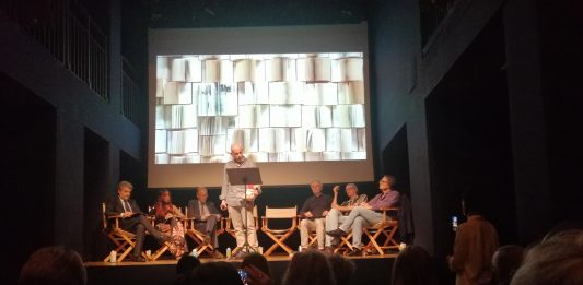 Quale ruolo per l’arte, oggi? Un incontro al Teatro Franco Parenti di Milano Teatro Franco Parenti, Poesia e comunità, incontro del'8 giugno 2024. Al leggio Lello Voce