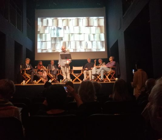 Quale ruolo per l’arte, oggi? Un incontro al Teatro Franco Parenti di Milano Teatro Franco Parenti, Poesia e comunità, incontro del'8 giugno 2024. Al leggio Lello Voce