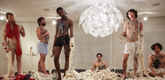 Connessi o intrappolati? I corpi-scultura di Thomas De Falco a Milano mettono in scena le nevrosi collettive