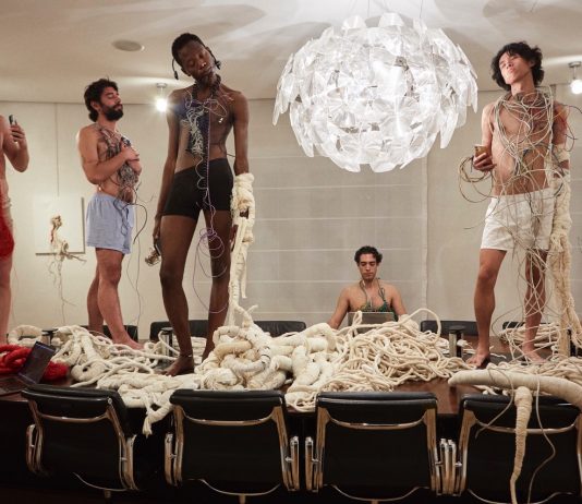 Connessi o intrappolati? I corpi-scultura di Thomas De Falco a Milano mettono in scena le nevrosi collettive