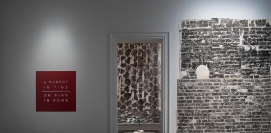 Xu Bing, la pelle del tempo: la mostra all’American Academy di Roma Xu Bing, The Wall and the Road, veduta della mostra, American Academy in Rome, Roma, 2024, Ph. Daniele Molajoli