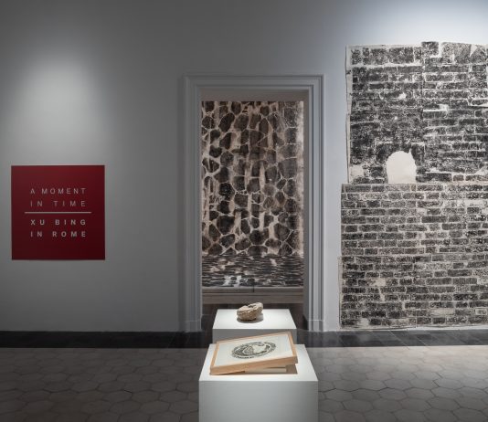 Xu Bing, la pelle del tempo: la mostra all’American Academy di Roma Xu Bing, The Wall and the Road, veduta della mostra, American Academy in Rome, Roma, 2024, Ph. Daniele Molajoli