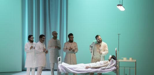 Pergolesi e Donatoni, sul filo della commedia, al Teatro Ariosto di Reggio Emilia