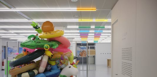 Banalità e noia visiva come soggetti fotografici: la mostra di Piero Percoco a Milano