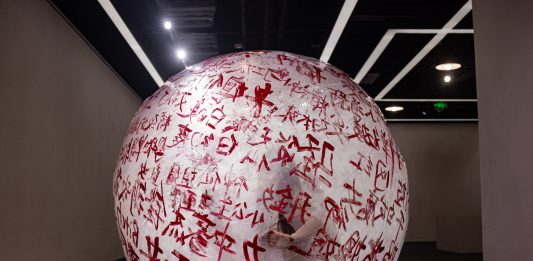 L’arte femminista cinese passa dalla calligrafia: il caso di Wu XiXia Wu Xixia ∙吴析夏, 我 (Io), 2020. Courtesy of the artist